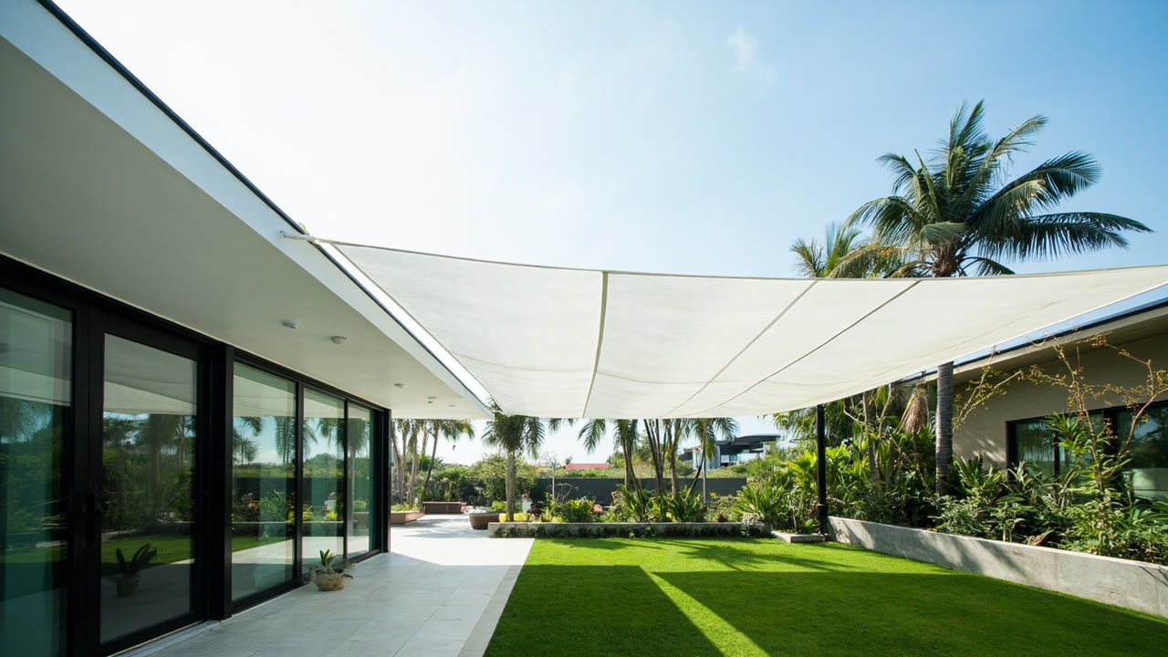 Canopy membrane berkualitas di atas area taman rumah minimalis modern