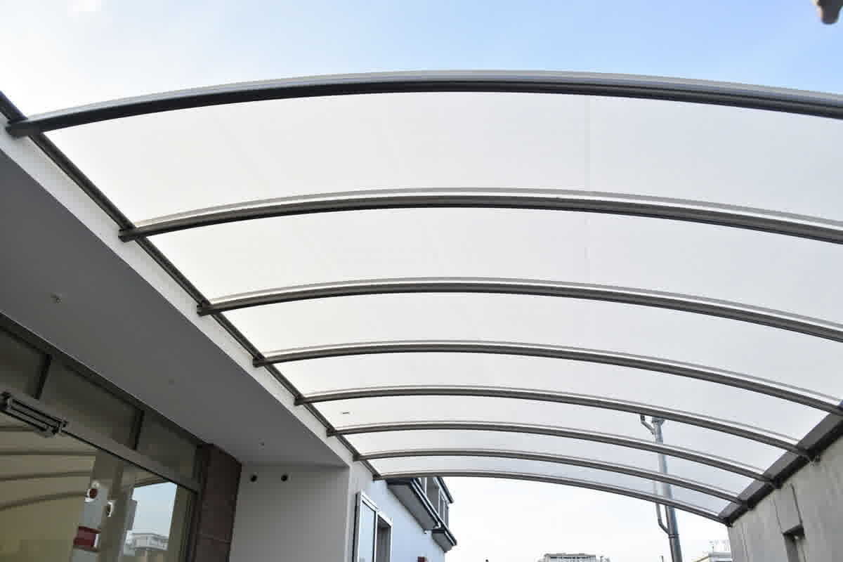 Kanopi membrane menggunakan prinsip tegangan membran untuk menciptakan bentangan lebar tanpa kolom tengah, ideal untuk carport, rooftop, dan area outdoor lainnya.