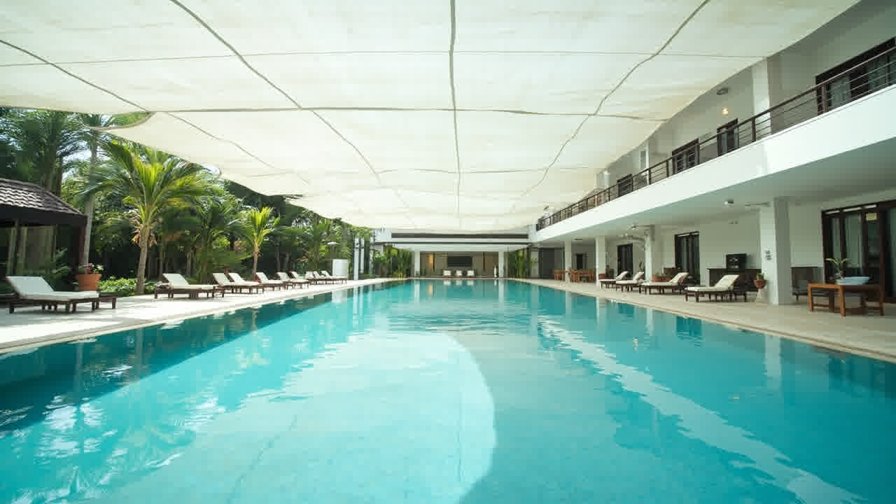 Kanopi membran PVC dengan struktur steel terpasang di area kolam renang outdoor dengan desain modern.
