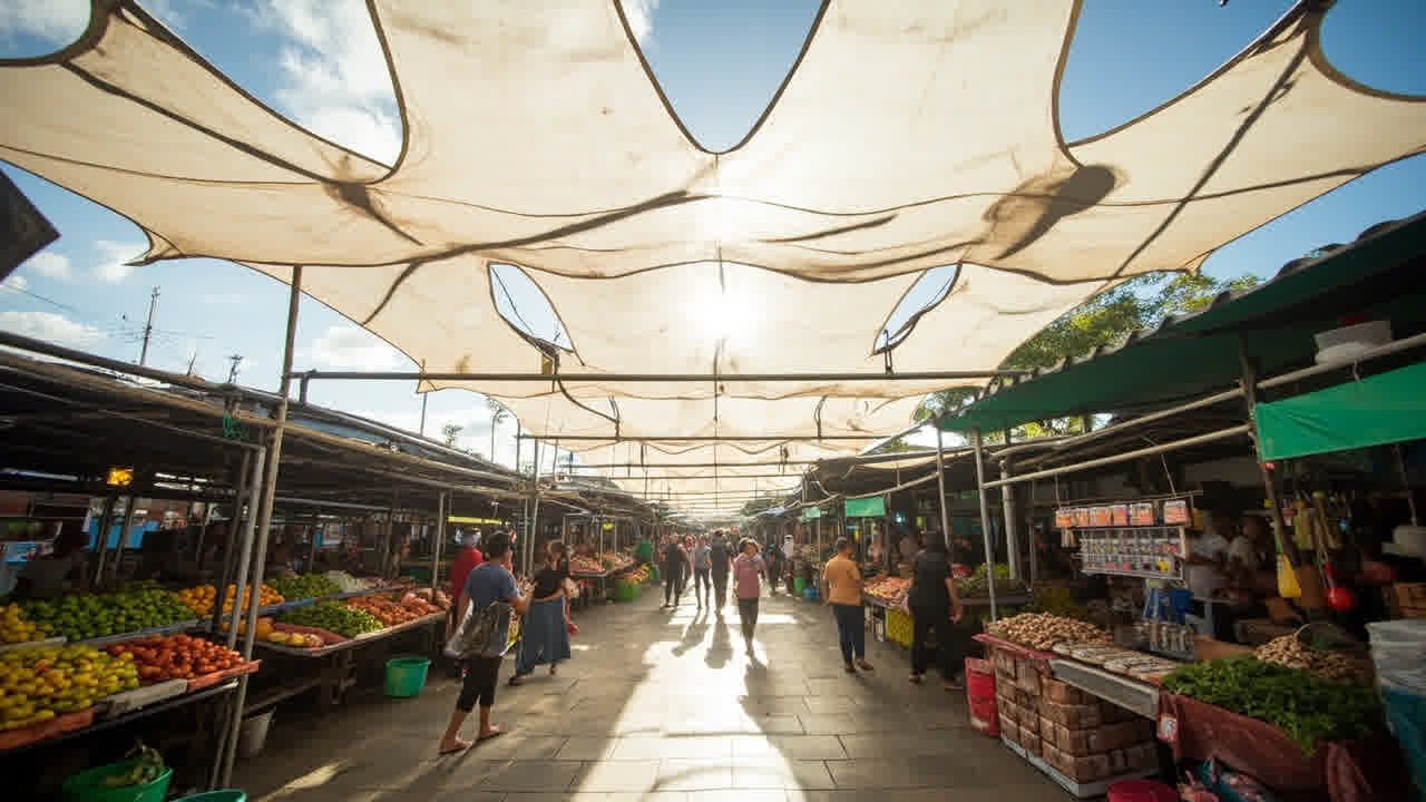 Kanopi membrane linear canopy menutupi area kios pasar modern dengan pedagang dan pembeli di bawahnya