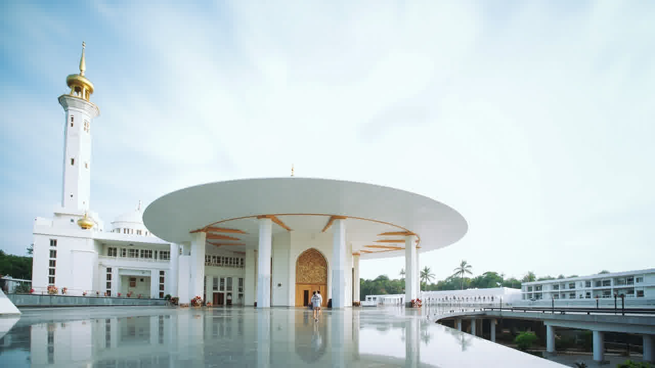 Kanopi membran PVC dengan struktur baja terpasang di area teras mesjid dengan desain terbuka dan ventilasi alami.