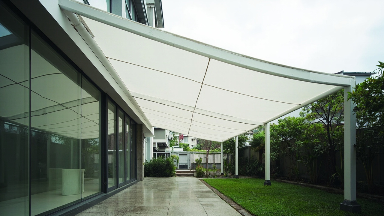 Canopy membrane hypar di hunian Jakarta — estetis tapi punya kekurangan teknis yang perlu dihitung sebelum pasang