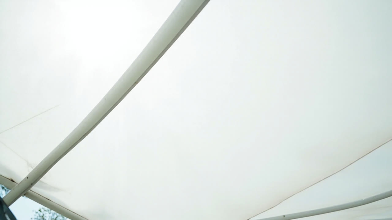 Detail permukaan kain membrane PVC berkualitas tinggi pada struktur kanopi tarik modern