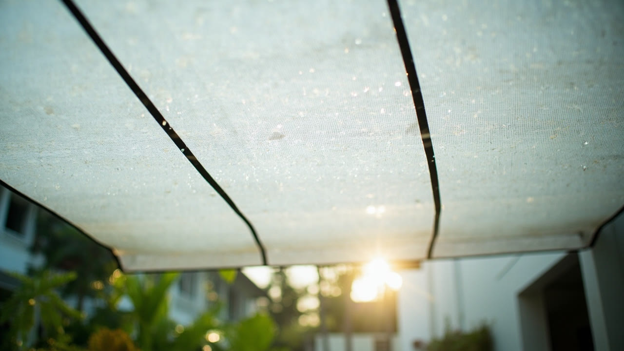 Permukaan canopy membrane yang terawat bersih setelah hujan di kawasan perumahan Jakarta