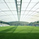 Tenda Membrane untuk Lapangan Futsal: Atap Clear-Span & Kontrol Akustik